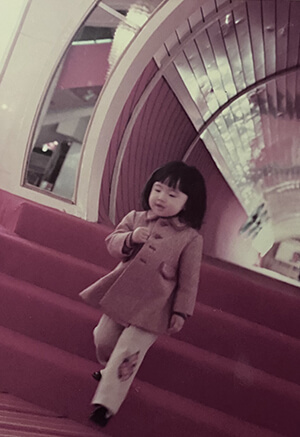 マイクを持つポーズの幼い丹野みどり写真3