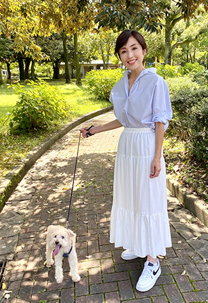 愛犬マロンと散歩する私の写真