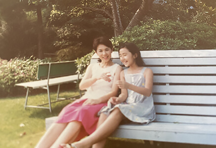 小学生の頃、母との写真